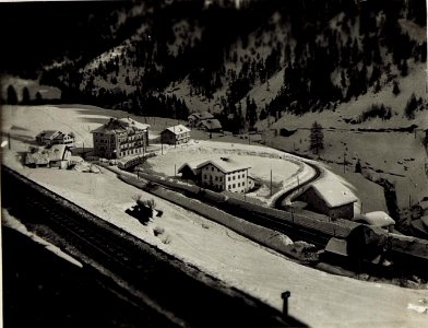 Km 25,0. Die Doppelschleife St. Christina mit Bahnhof Christina. (BildID 15574948)