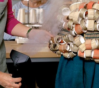 KOF, bilder till folder, konservering av textil - Livrustkammaren - 67302