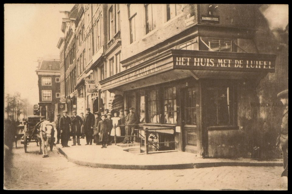Kloveniersburgwal 2 hoek Barndesteeg gezien vanaf de Nieuwmarkt. Uitgave A.J. Nuss, Amsterdam, Afb PBKD00304000004