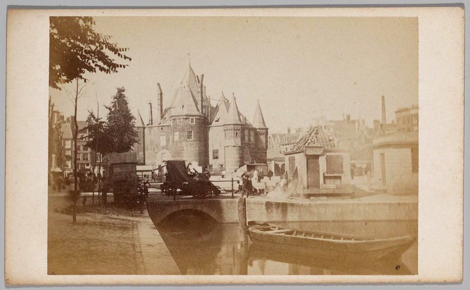 Kloveniersburgwal gezien naar de Waag op de Nieuwmarkt