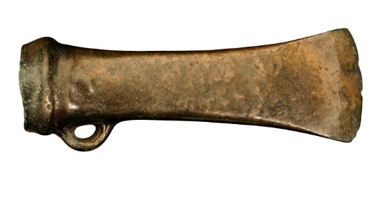 Kokerbijl van het Plainseautype in brons, 925 tot 800 VC, vindplaats- Maaseik, Heppeneert, Wayerveld, collectie Gallo-Romeins Museum Tongeren, He 1