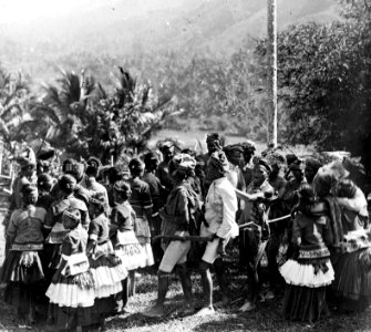 Kollawi, Central-Celebes. Infödingsdans, s.k. moraego vid pasanggahan. Kollawi. Efter foto av W - SMVK - 660D