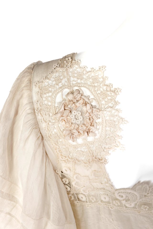 Klänning, detalj. Foto till boken: Ett sekel av dräkt och mode ur de Hallwylska samlingarna - Hallwylska museet - 89362