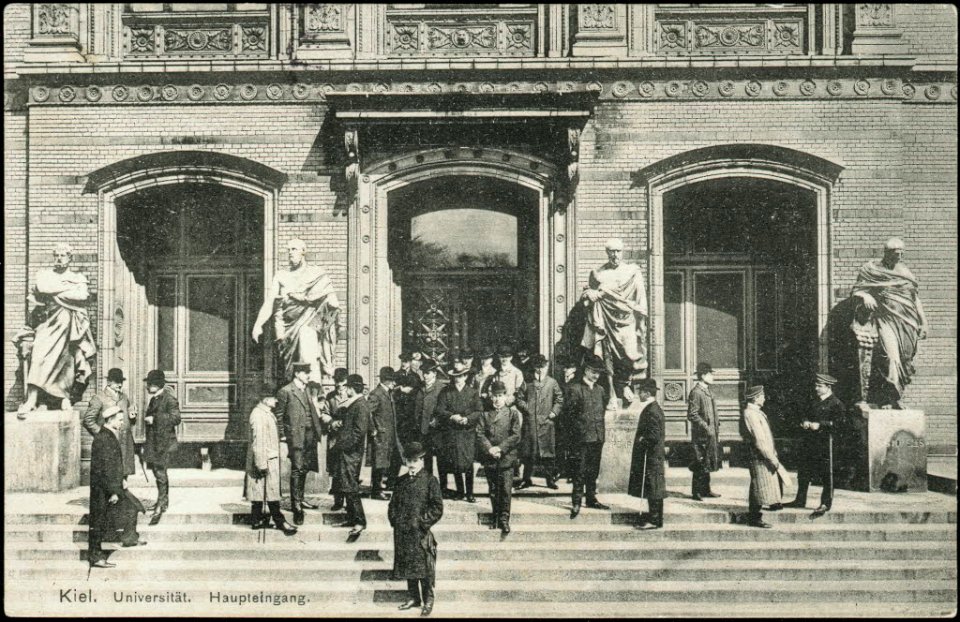 Kollegiengebäude der Christian-Albrechts-Universität (CAU) im Schlossgarten (Kiel 26.534)