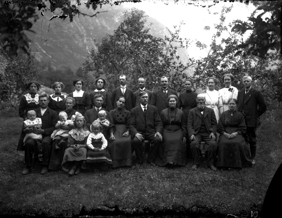 Knut A. Aaning Group photo ca. 1900-1922