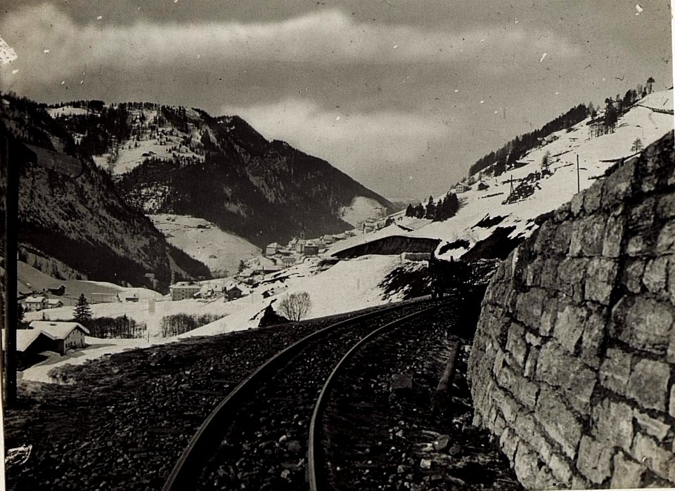 Km 27,3 bahnabwärts talaus gegen St. Christina ein Zug links unter der Kirche. (BildID 15575011)