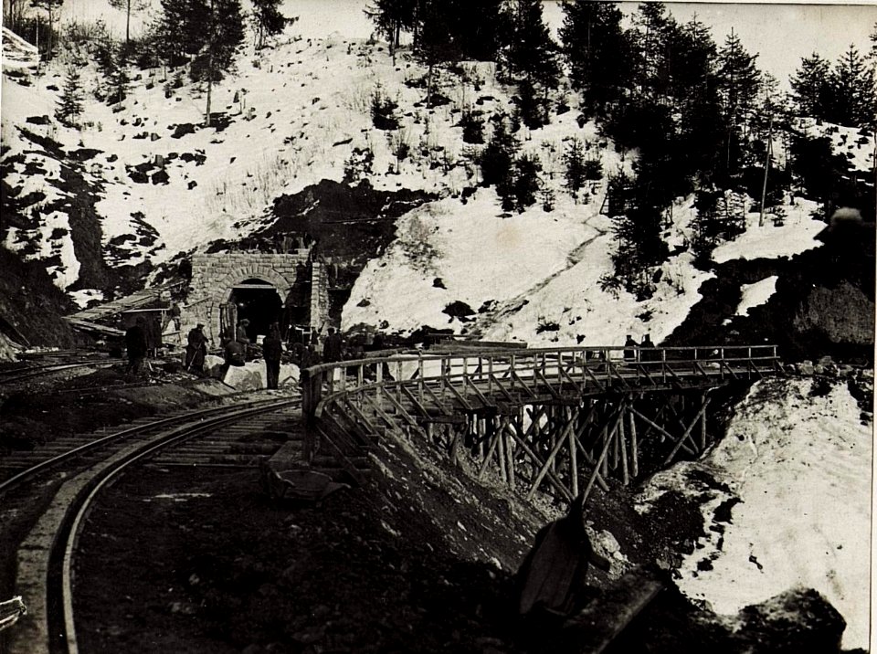 Km 9,1 bahnaufwärts, Flötzentunnel Westportal altes Provisorium. (BildID 15574815)