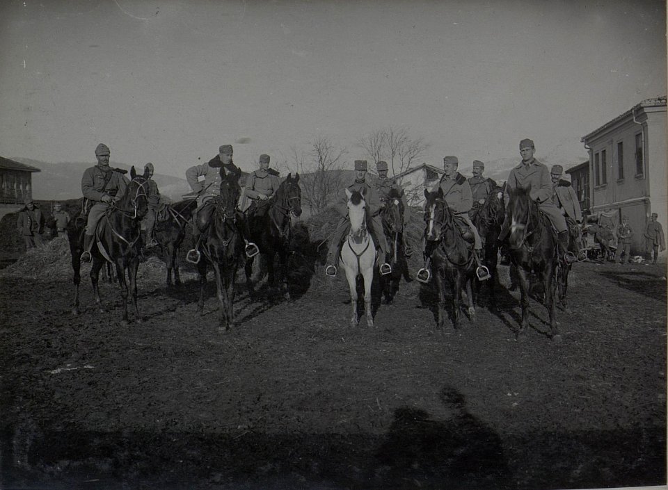 Kommando des Kommando-Trainzuges des 8. Korpskommandos. Aufgenommen in Trstenik im November 1915. (BildID 15452785)