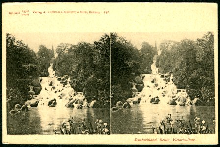 Knackstedt & Näther Stereoskopie 0696 Deutschland, Berlin, Victoria-Park, Bildseite, Blick über den Wasserfall zum Nationaldenkmal für die Befreiungskriege, Postkarte um 1900 DRGMs 83768 und 92395