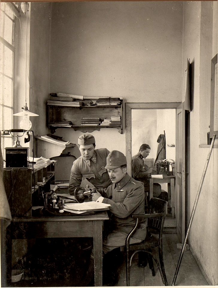 Kommandanten Kanzlei der k.u.k.Behelfskraftwagen Werkstätte in Villach, aufgenommen im Mai 1916 (BildID 15474648)