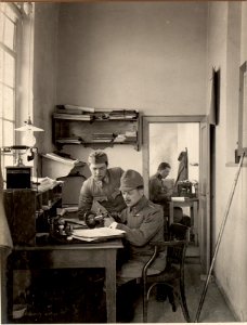 Kommandanten Kanzlei der k.u.k.Behelfskraftwagen Werkstätte in Villach, aufgenommen im Mai 1916 (BildID 15474648)