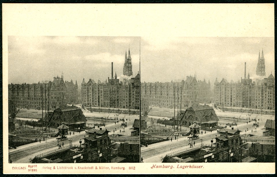 Knackstedt & Näther Stereoskopie 0802 Hamburg. Lagerhäuser. Bildseite Speicherstadt mit Kirchtürmen, Brücke, Pferdekutsche ..