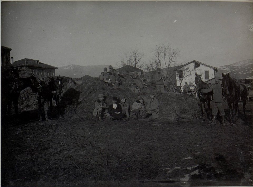 Kommando des Kommando-Trainzuges des 8.Korpskommandos. Aufgenommen in Mitrovica im Jänner 1916. (BildID 15452778)