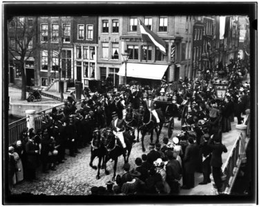 Koningin Emma en prinses Wilhelmina tijdens hun rijtoer op de brug over de Prinsengracht bij de Nieuwe Spiegelstraat Jacob Olie (max res)