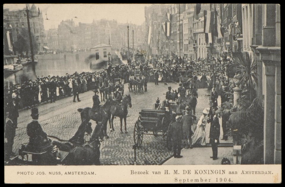 Koningin Wilhelmina tijdens een bezoek aan Arti en Amicitiae Rokin 112 in september 1904, Afb PBKD00346000005