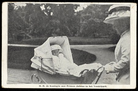 Koninklijke familie op het balkon van het paleis op de Dam. Uitgave N.V. Rembrandt Utrecht, Afb ANWU01867000001
