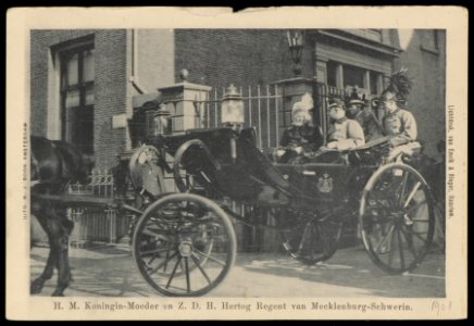 Koningin-moeder Emma verlaat in 1901 met duitse gasten het Stadhuis, Oudezijds Voorburgwal 197. Uitgave N.J. Boon, Amsterdam, Afb PBKD00337000010