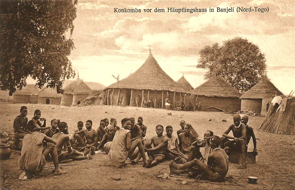 Konkomba vor dem Häuptlingshaus in Banjeli