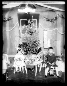 Koo children, Christmas tree, (1919) LCCN2016851355