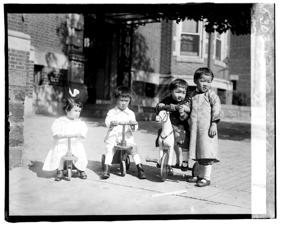 Koo & Sze children LCCN2016819702