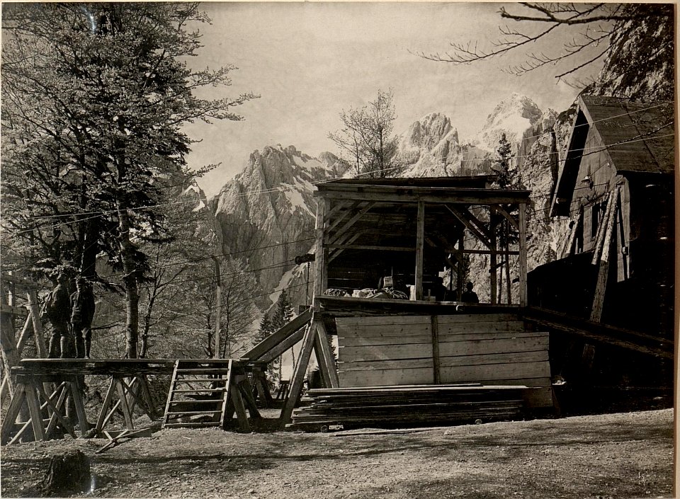 Kopfstation am Prasniksattel mit elektr.Antriebsstation. Aufgenommen am 22. Mai 1916. (BildID 15476105)