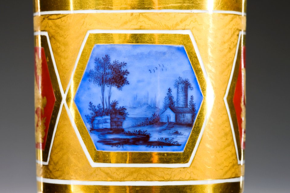 Kop med fat. Detalj. Fågel i rött - Hallwylska museet - 87082