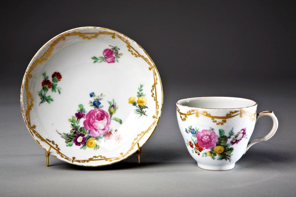 Kopp med fat. Den Kongelige porselainsfabrik - Hallwylska museet - 86773