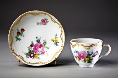 Kopp med fat. Den Kongelige porselainsfabrik - Hallwylska museet - 86773