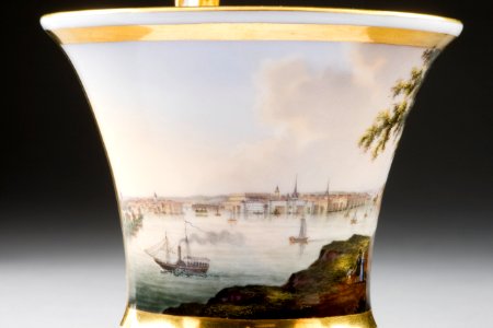 Kopp med fat. Motiv Stockholmsvy. Detalj motivet - Hallwylska museet - 87145