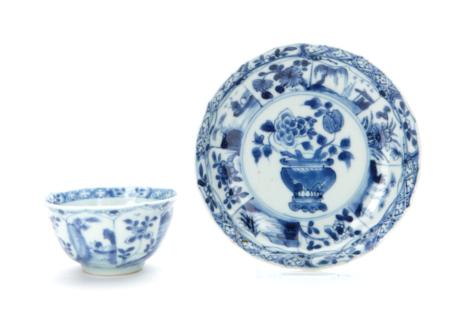 Kopp och fat av porslin med blå underglasyrmålning, från Kina 1662-1722 - Skoklosters slott - 93316