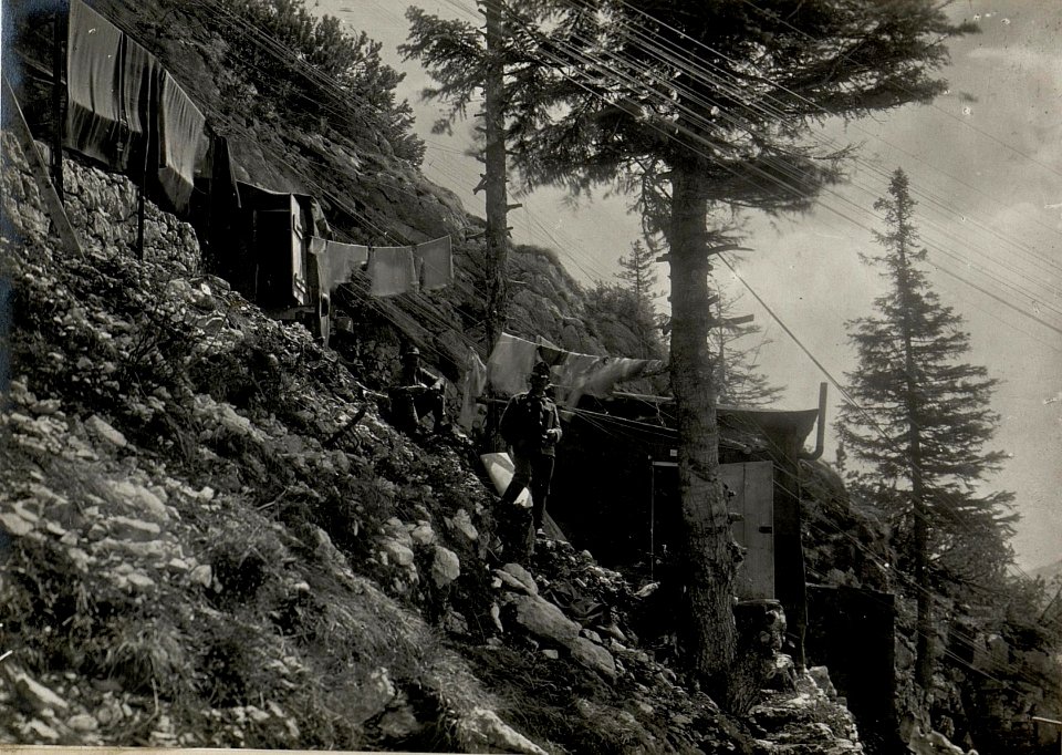 Kommandantenwohnung in den Cimafelsen. Aufgenommen im Mai 1916. (BildID 15533895)