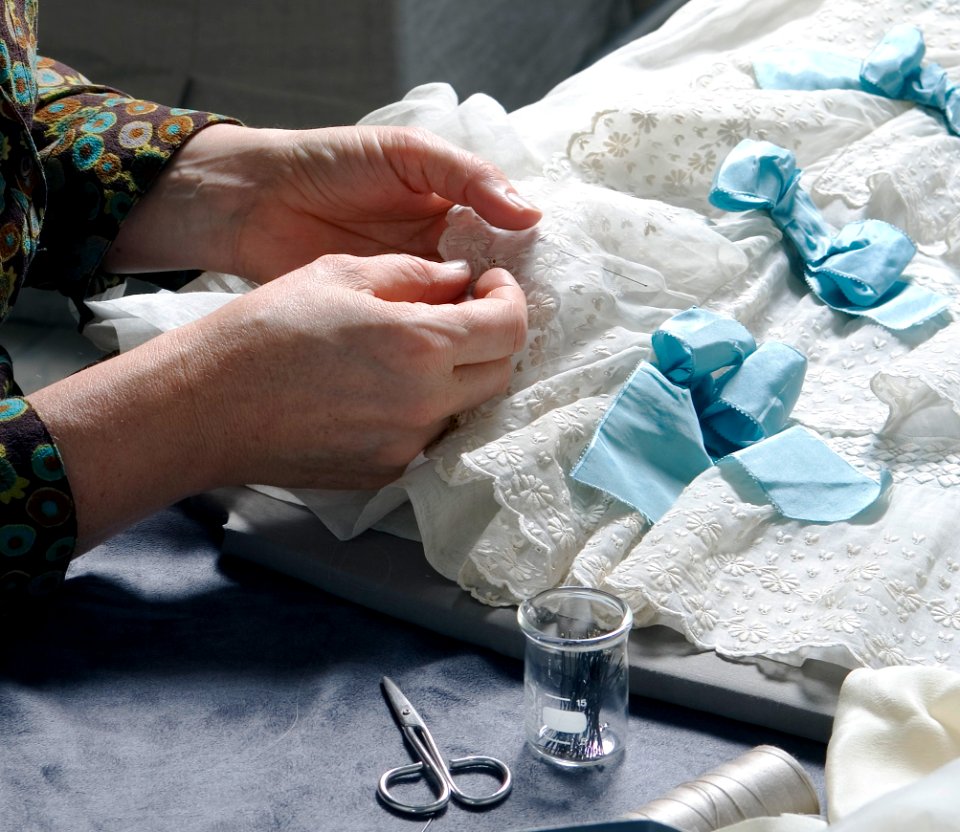 KOF, bilder till folder, konservering av textil - Livrustkammaren - 84420