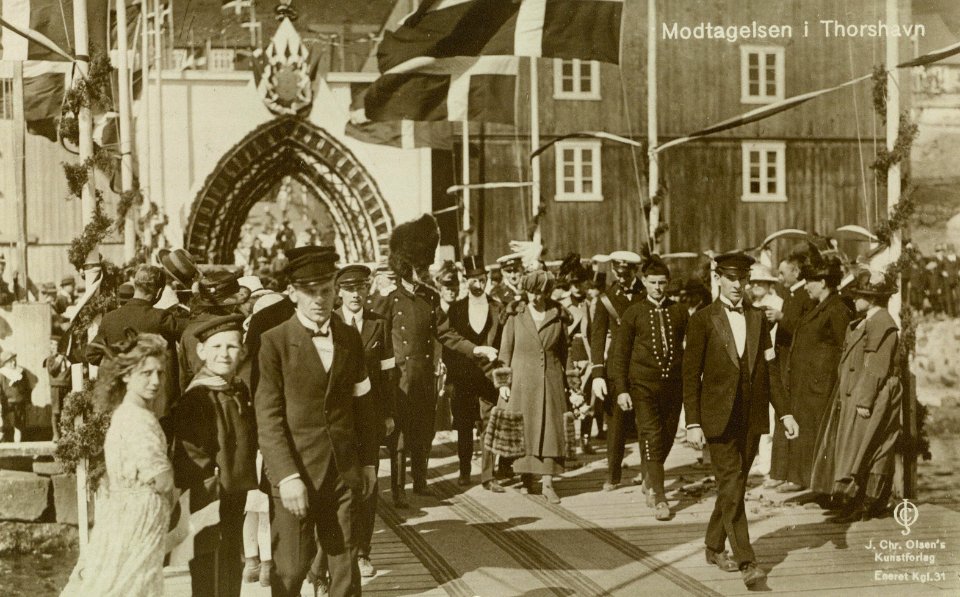 Kongen og dronningens mottagelse i Thorshavn (DH007159)