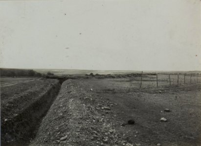Koffer bei dininow. Rechts Drahthindernisse mit Wolfsgruben. (BildID 15447741)