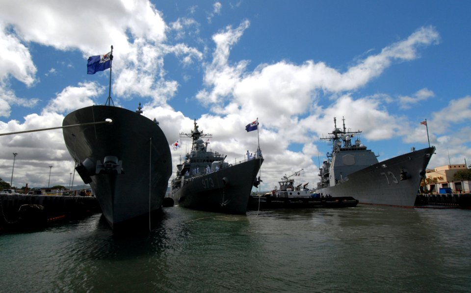Korean ships pass Hawaiian memorials DVIDS98207