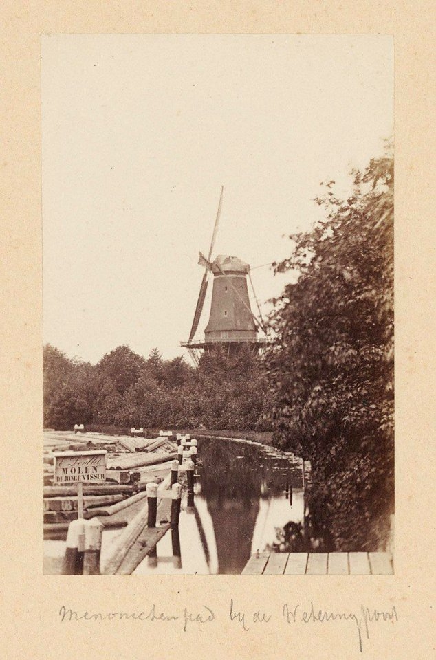 Korenmolen De Wetering aan het Mennonietenpad langs de Mennonietensloot, gezien naar de Stadhouderskade