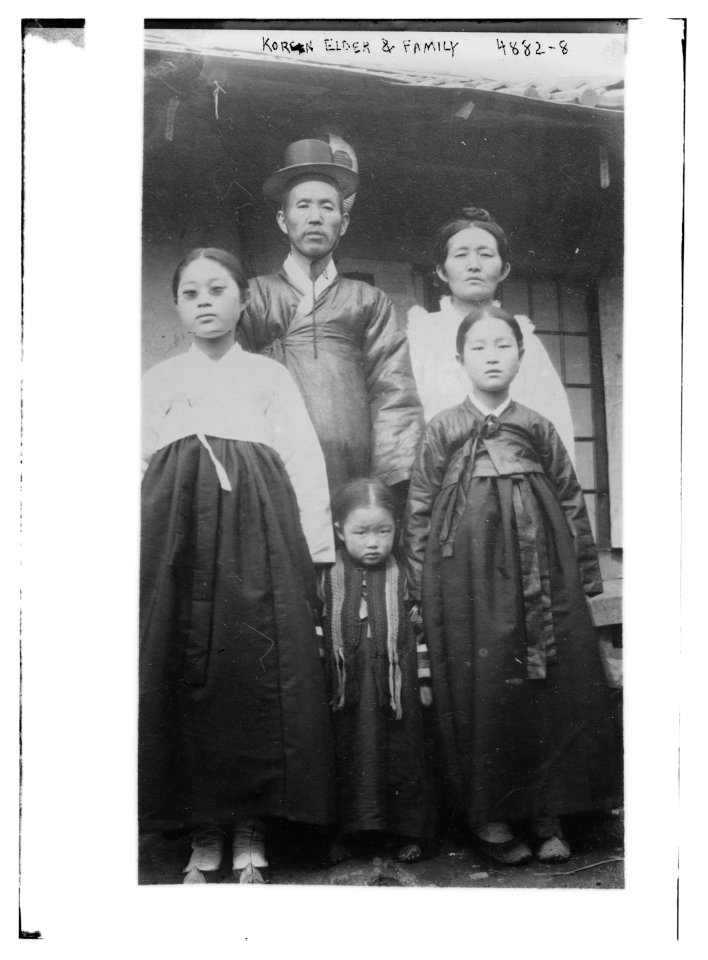 Korean elder & family LCCN2014708694