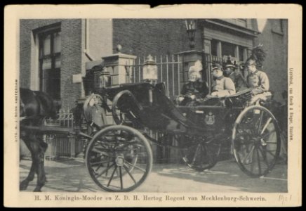 Koningin-moeder Emma verlaat in 1901 met duitse gasten het Stadhuis, Oudezijds Voorburgwal 197. Uitgave N.J. Boon, Amsterdam photo