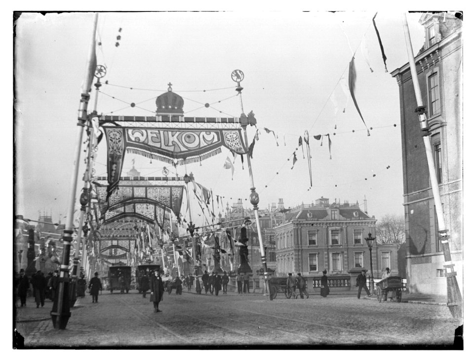 Koningsplein 2-4-6 (vrnl, links) Jacob Olie (max res) photo