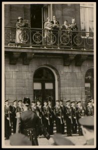 Koninklijke familie op balkon van het Paleis op de Dam. Uitgave Mij. Rembrandt, Utrecht, Afb PBKD00387000044
