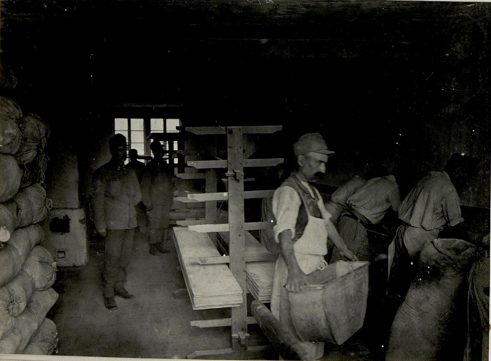 Korpsbäckerei, Backstube. Aufgenommen am 4.V.1916. NIZNIOW. (BildID 15537192)