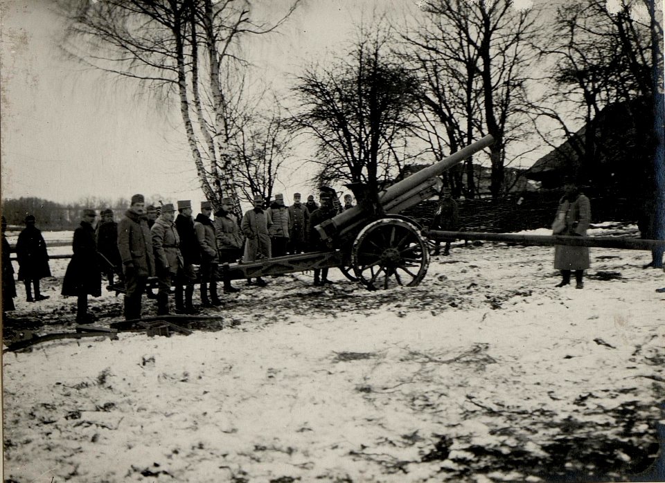 Korpskommandant FML. KRALICEK besichtigt eine neue 10,4 cm Skoda Kanonenbatterie. Ostrozec. 14.XI.1915. (BildID 15540825)