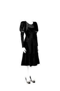 Kort svart sidenklänning med långa ärmar, puffade upptill. Tyll- och banddekor på liv och kjol - Hallwylska museet - 89326