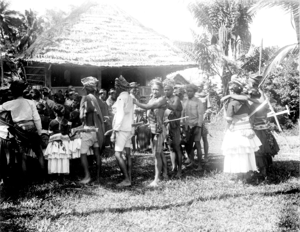 Kollawi, Central-Celebes. Infödingsdans, s.k. moraego, vid pasanggrahan, Kollawi. Efter foto av W - SMVK - 010736e