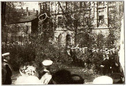 Konstverken avtäckes i Uplands nations trädgård 1913