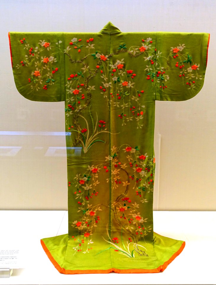 Kosode with design of weeping cherries and orchids, Edo period, 1800s AD, chirimen crepe - Tokyo National Museum - Tokyo, Japan - DSC09604