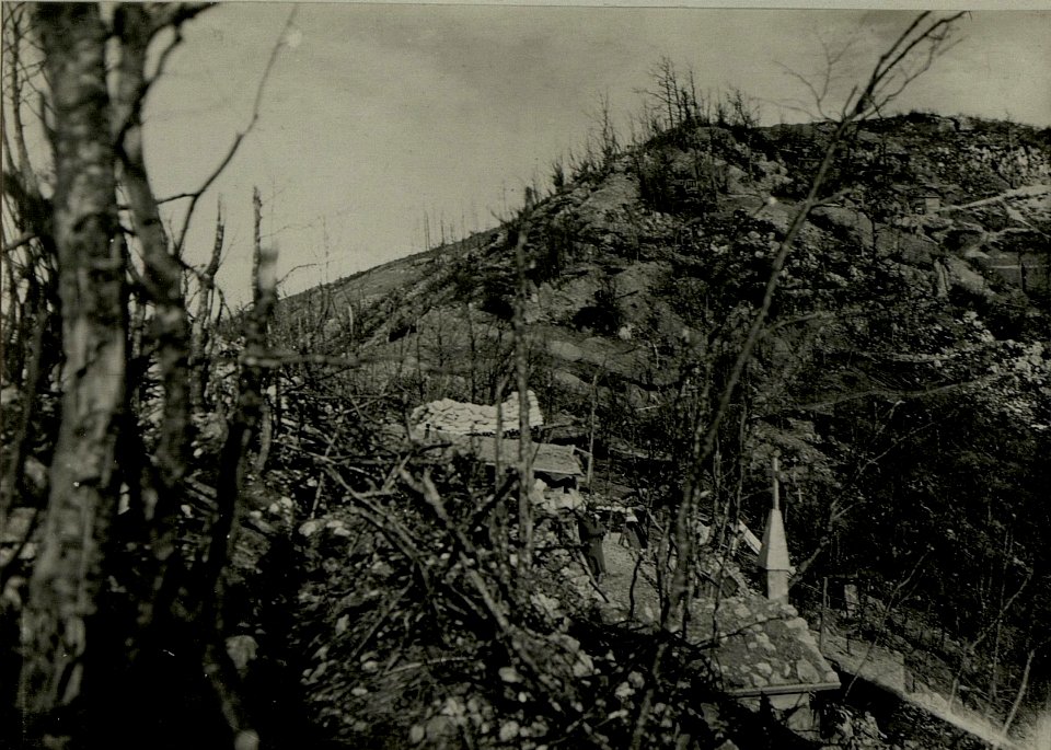 Kote 588, links italienische Sandsackstellung, im Vordergrunde die Holzkapelle der 14.Kompagnie des Infanterie Regiments 53, sowie der Soldatenfriedhof. Standpunkt, Von Süden. (BildID 15465866)