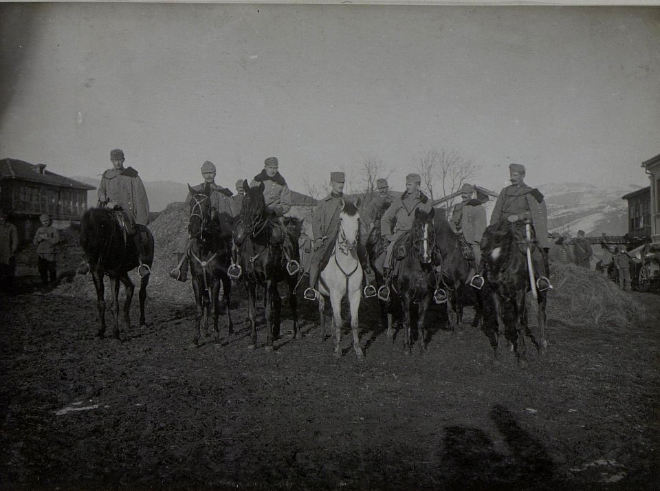 Kommando des Kommando-Trainzuges des 8. Korpskommandos. Aufgenommen in Trstenik im November 1915. (BildID 15452792)