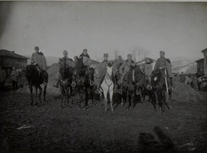 Kommando des Kommando-Trainzuges des 8. Korpskommandos. Aufgenommen in Trstenik im November 1915. (BildID 15452792)