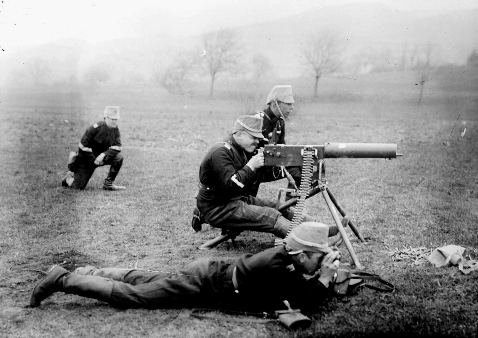 Komplette Gruppe bei Schiessübung mit Maschinengewehr - CH-BAR - 3238403